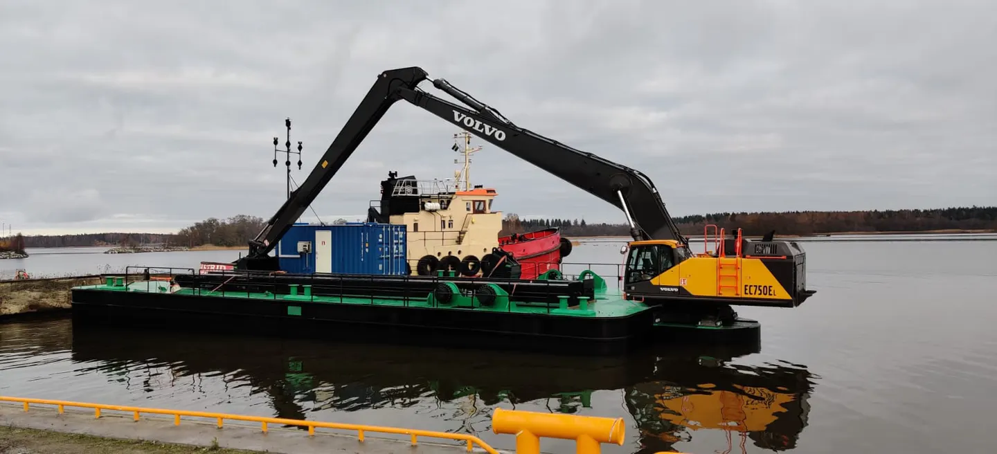 28-metre Stalmar dredging barge fully rigged for river works