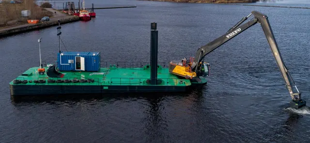 28m dredging barge with ramp
